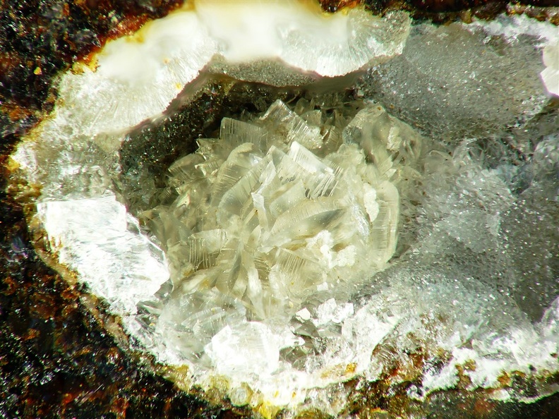 Chabazite,Var Phacolite, Limberg7, Sasbach, Allemagne06X3,9mm64ph