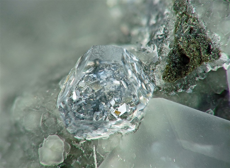 Fluorapophyllite-(K), Montboissier, Brousse, Puy-de-Dôme04X4,2mm77phCZ