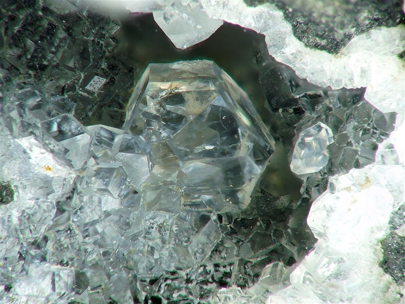 Fluorapophyllite-(K), Montboissier, Brousse, Puy-de-DômeX4,8mm62phCZ