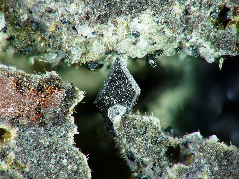 Hematite, Puy de Tunisset, St-Ours, Puy-de-DômeX3,6mm82phCZ