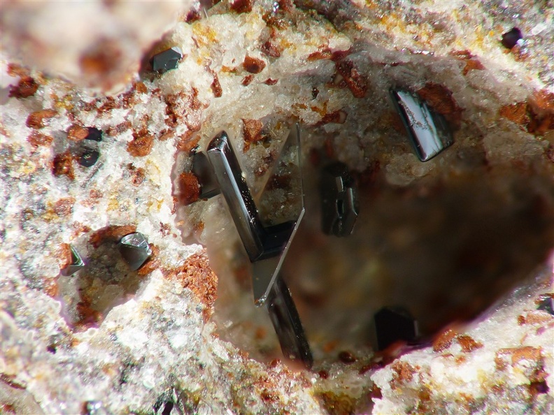 Hematite, Puy de Tunisset, St-Ours, Puy-de-DômeX3,6mm84phZS