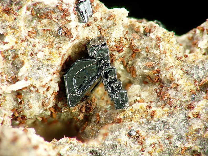 Hematite, Puy de Tunisset, St-Ours, Puy-de-DômeX4,5mm69phCZ