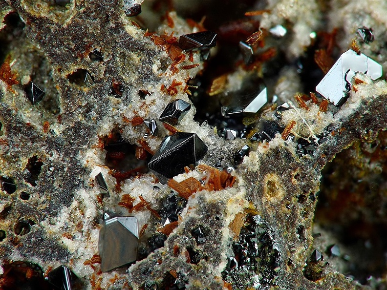 Hematite, Puy de Tunisset, St-Ours, Puy-de-DômeX6,6mm73phCZ