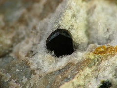 Osumilite, Obsidienne Cliffs, Oregon, USAX5,4mm85ph