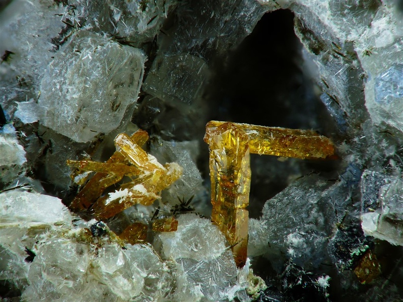 Titanite, In den Dellen, Eifel, Allemagne01X6,6mm89phHF